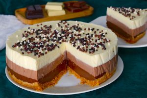 tarta tres chocolates decorada con kitkat